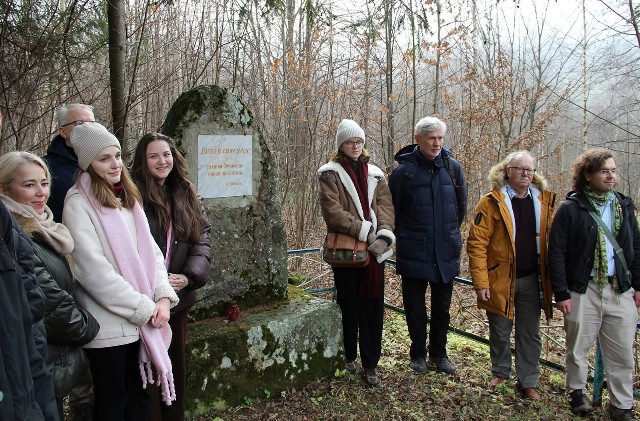 Біля каменя Івану Франку доцент КНУ імені Василя Стефаника Тамара Ткачук та польські гості